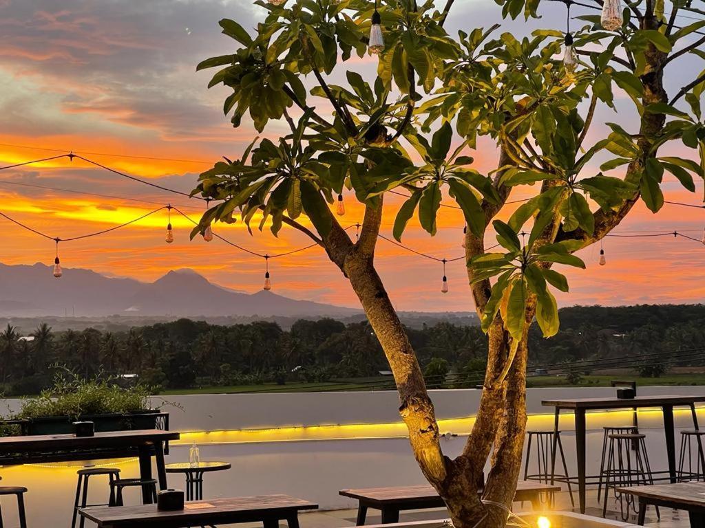 カロカ エアポート ホテル Sumbawa Besar エクステリア 写真