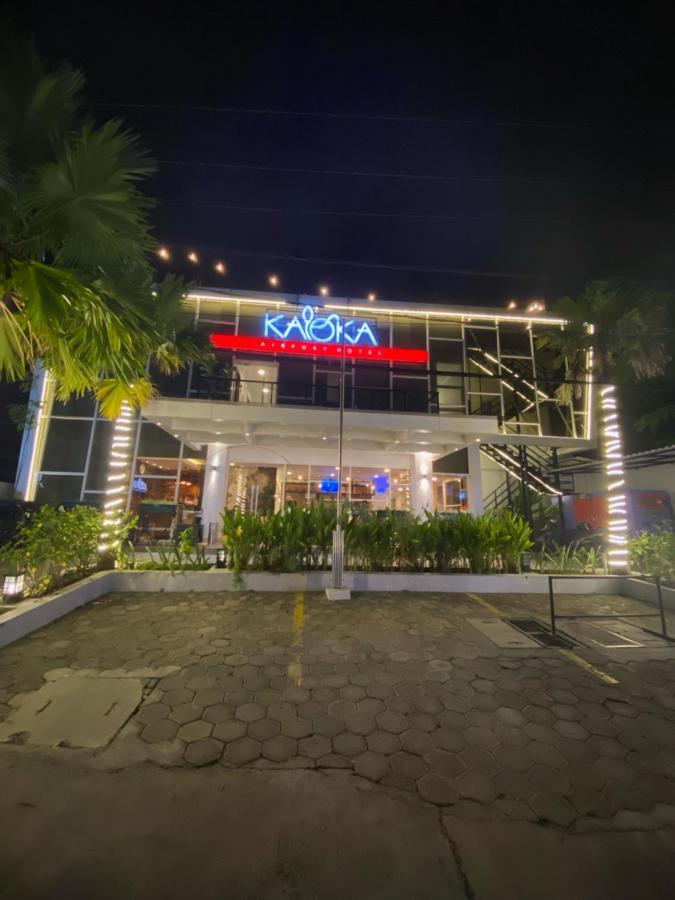 カロカ エアポート ホテル Sumbawa Besar エクステリア 写真